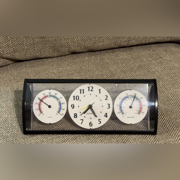 VTG QUARTZ Black and White Wall Clock with Thermometer and Hygrometer - Picture 2 of 5